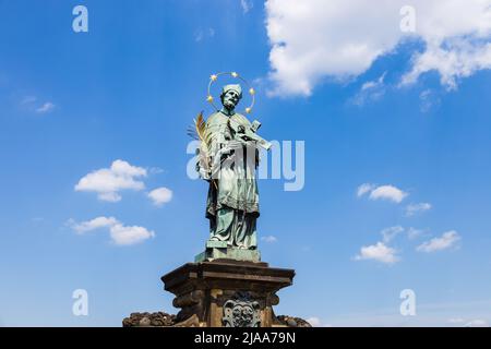 Skulptur des Schutzpatrons Nepomuk auf der Karlsbrücke in Prag, Tschechische Republik Stockfoto