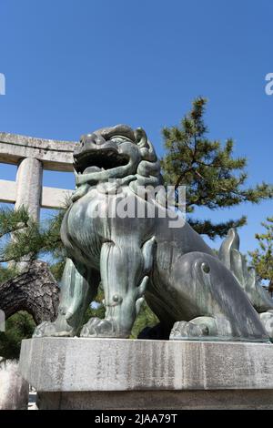 Itsukushima Shrine Stone Torii Gate und Komainu (löwenähnliche Vormundskelde) auf der Miyajima Island alias Itsukushima, Hiroshima Bay, Western Honshu, Japan Stockfoto