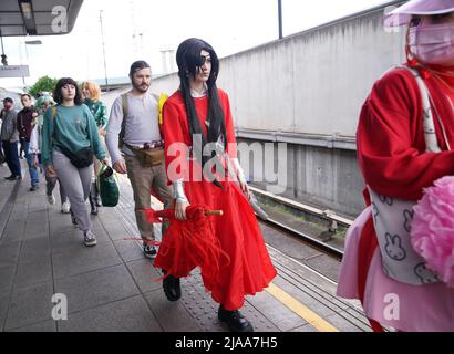 Cosplayer auf dem Bahnsteig am Bahnhof Canning Town auf der MCM Comic Con im Excel London im Osten Londons. Bilddatum: Sonntag, 29. Mai 2022. Stockfoto