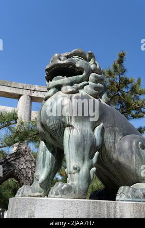 Itsukushima Shrine Stone Torii Gate und Komainu (löwenähnliche Vormundskelde) auf der Miyajima Island alias Itsukushima, Hiroshima Bay, Western Honshu, Japan Stockfoto