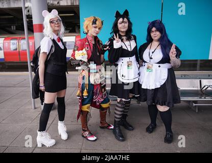 Cosplayer auf dem Bahnsteig am Bahnhof Canning Town auf der MCM Comic Con im Excel London im Osten Londons. Bilddatum: Sonntag, 29. Mai 2022. Stockfoto