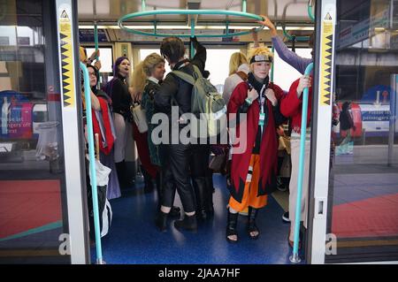 Cosplayer an Bord eines DLR-Zuges zur MCM Comic Con auf der Excel London im Osten Londons. Bilddatum: Sonntag, 29. Mai 2022. Stockfoto