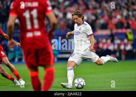 Paris, Frankreich. 28.. Mai 2022. Luka Modric (10) von Real Madrid während des UEFA Champions League-Finales zwischen Liverpool und Real Madrid im Stade de France in Paris. (Foto: Gonzales Photo/Alamy Live News Stockfoto