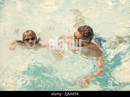 Glückliche Familie von Dvory und Kind Spaß im Sommer Schwimmbad, schwimmen Stockfoto