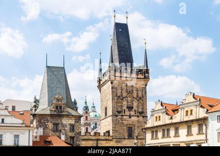 Altstädter Brückenturm, der das Ende der Karlsbrücke und den Eingang zur Prager Altstadt bewacht Stockfoto
