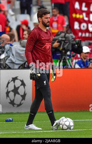 Paris, Frankreich. 28.. Mai 2022. Torhüter Alisson aus Liverpool wärmt sich vor dem UEFA Champions League-Finale zwischen Liverpool und Real Madrid im Stade de France in Paris auf. (Foto: Gonzales Photo/Alamy Live News Stockfoto