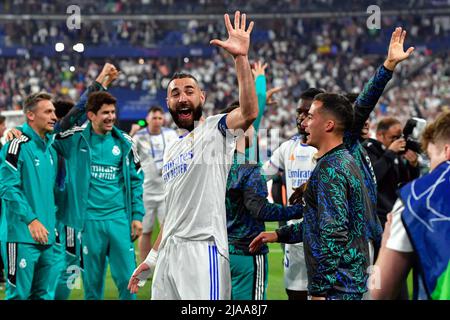 Paris, Frankreich. 28.. Mai 2022. Karim Benzema gilt als Sieger des UEFA Champions League-Finales zwischen Liverpool und Real Madrid im Stade de France in Paris. (Foto: Gonzales Photo/Alamy Live News Stockfoto