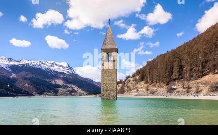 Reschensee mit Kirchturm, Vinschgau, Südtirol, Italien Stockfoto