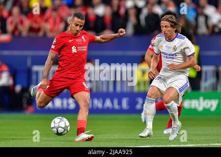 Paris, Frankreich. 28., Mai 2022. Thiago Alcantara (6) aus Liverpool und Luka Modric (10) aus Real Madrid während des UEFA Champions League-Finales zwischen Liverpool und Real Madrid im Stade de France in Paris. (Bildnachweis: Gonzales Photo - Tommaso Fimiano). Stockfoto