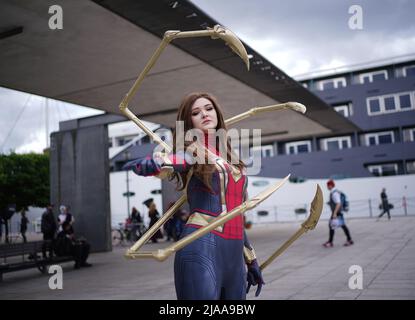 Cosplayer Bunny Mae, gekleidet als Spider man, während der MCM Comic Con im Excel London im Osten Londons. Bilddatum: Sonntag, 29. Mai 2022. Stockfoto