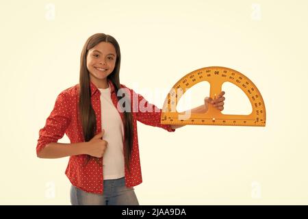 Glückliches Kind halten protractor studieren Mathematik in der Schule zeigt Daumen nach oben, zurück in die Schule. Stockfoto