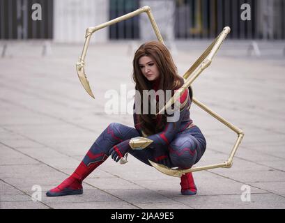 Cosplayer Bunny Mae, gekleidet als Spider man, während der MCM Comic Con im Excel London im Osten Londons. Bilddatum: Sonntag, 29. Mai 2022. Stockfoto