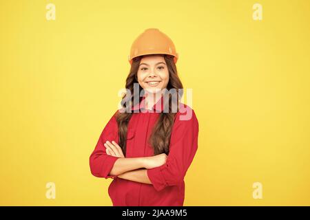 Happy Kid Mädchen in Schutzhelm für den Bau, Reparatur Stockfoto