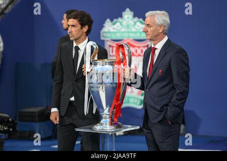 Paris, Frankreich. 28.. Mai 2022. Der ehemalige Real Madrid-Spieler Raul (L) und der ehemalige FC Liverpool-Spieler Ian Rush (R) tragen die Trophäe vor dem UEFA Champions League-Finale zwischen Liverpool und Real Madrid im Stade de France in Paris. (Foto: Gonzales Photo/Alamy Live News Stockfoto