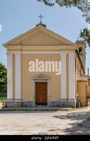 Die Glocken der Kirche San Benedetto a Settimo, bekannt als Madonna del Piano, Cascina, Pisa, Italien, läuten am Mittag Stockfoto