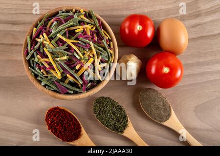 Traditionelle türkische Nudeln mit Tomaten, Eiern und Gewürzen Stockfoto