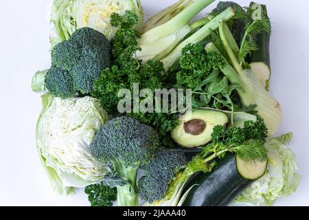 Nahaufnahme, Kohl, Grünkohl und Avocado auf weißem Hintergrund. Stockfoto