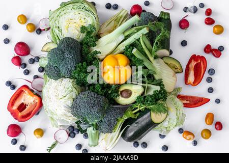 Gemüse und Obst, flach liegen isoliert auf weißem Hintergrund. Stockfoto