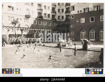 12., Längenfeldgasse 68 / Karl-Löwe-Gasse (ursprünglich Neuwallgasse) 17-19 / Aßmayergasse 63 / Murlingengasse 32-34-Fuchsenfeldhof-Court Aussichts-Planschbecken. Martin Gerlach jun. (1879-1944), Fotograf Stockfoto