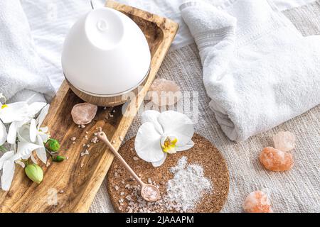 Spa Zusammensetzung mit Luftbefeuchter und Blumen Nahaufnahme, Gesundheitskonzept. Stockfoto