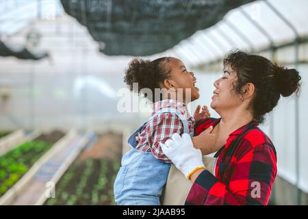 Happy Farmer Familie Mutter und Kind spielen zusammen niedlich und schön Stockfoto