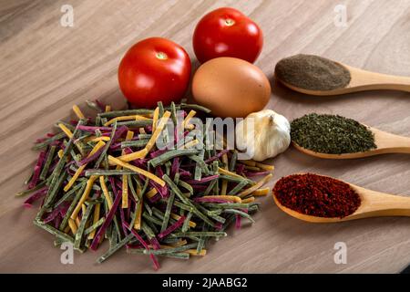 Traditionelle türkische Nudeln mit Tomaten, Eiern und Gewürzen Stockfoto