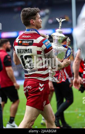 London, Großbritannien. 28.. Mai 2022. Wigan John Bateman mit dem Challenge Cup während des Betfred Challenge Cup Final Matches zwischen Huddersfield Giants und Wigan am 28. Mai 2022 im Tottenham Hotspur Stadium, London, England. Foto von Simon Hall. Nur zur redaktionellen Verwendung, Lizenz für kommerzielle Nutzung erforderlich. Keine Verwendung bei Wetten, Spielen oder Veröffentlichungen einzelner Clubs/Vereine/Spieler. Kredit: UK Sports Pics Ltd/Alamy Live Nachrichten Stockfoto