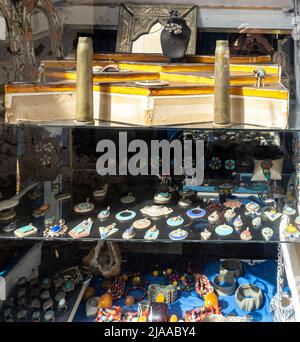 Bunte bunte Ohrringe Keramik, Markt in Essaouira, Marokko. Traditionelle, mit marokkischem Ornament dekorierte Souvenirs Stockfoto