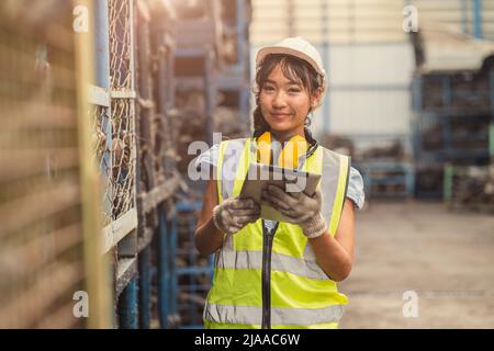 Ingenieurin Arbeiterin, asiatische arbeitende Frauen glücklich lächelnd in der Schwerindustrie schmutzige Maschinenfabrik. Stockfoto