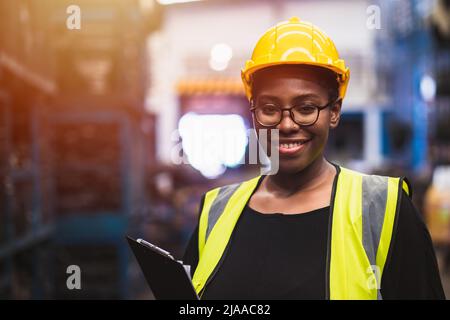 Ingenieur schwarze Arbeiterinnen, professionelle Frau afican mechanische Wartungsarbeiten in der Fabrik Stockfoto