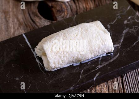 Gerinnte Creme. Frische Milchcreme. Täglich frische Kuhcreme. Nahaufnahme. Stockfoto