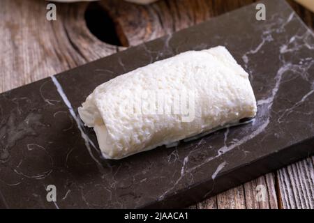 Gerinnte Creme. Frische Milchcreme. Täglich frische Kuhcreme. Nahaufnahme. Stockfoto