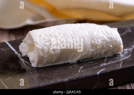 Gerinnte Creme. Frische Milchcreme. Täglich frische Kuhcreme. Nahaufnahme. Stockfoto