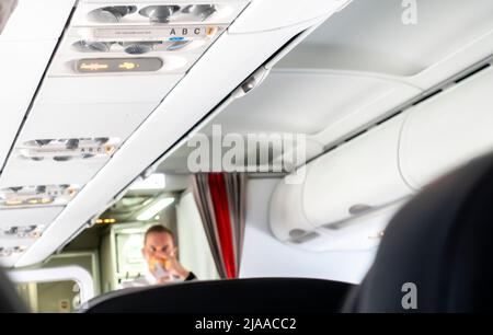 Flugbegleiter, unscharf, Demonstration einer Sauerstoffmaske für die Evakuierung, Sicherheitsanweisungen für den Airbus A319, der von Air France betrieben wird Stockfoto