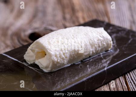 Gerinnte Creme. Frische Milchcreme. Täglich frische Kuhcreme. Nahaufnahme. Stockfoto