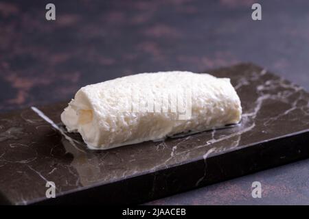 Gerinnte Creme. Frische Milchcreme. Täglich frische Kuhcreme. Nahaufnahme. Stockfoto