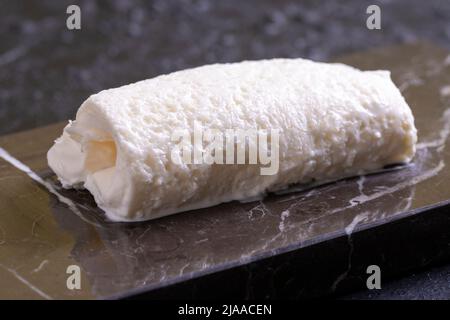 Gerinnte Creme. Frische Milchcreme. Täglich frische Kuhcreme. Nahaufnahme. Stockfoto