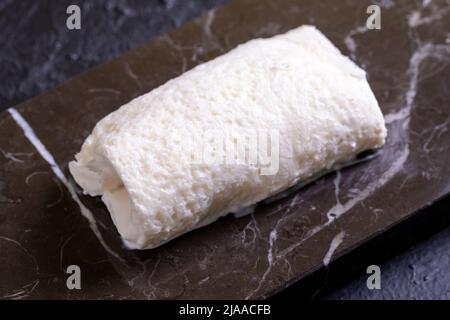 Gerinnte Creme. Frische Milchcreme. Täglich frische Kuhcreme. Nahaufnahme. Stockfoto