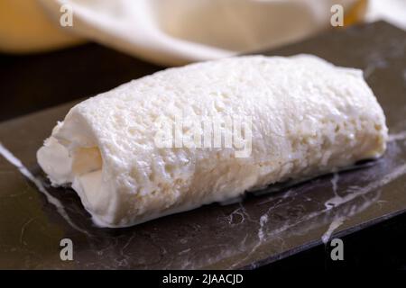 Gerinnte Creme. Frische Milchcreme. Täglich frische Kuhcreme. Nahaufnahme. Stockfoto