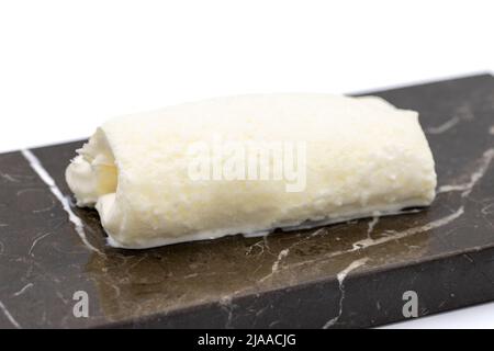 Gerinnte Creme. Frische Milchcreme. Täglich frische Kuhcreme. Nahaufnahme. Stockfoto