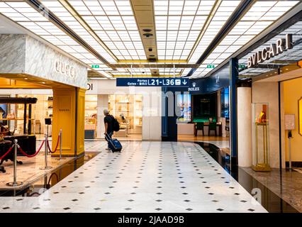 Bvlgari und Gucci laden in den Luxusgüterabteilungen mit Modemarken im Terminal 2E, Flughafen Paris, CDG, Frankreich, ein Stockfoto