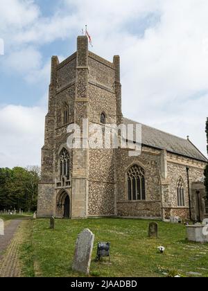 Der Turm aus dem 19.. Jahrhundert der St. Bartholomews Kirche Orford an einem hellen sonnigen Tag. Stockfoto