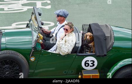 Brighton UK 29. May 2022 - ein alter Bentley mit Fahrer und Passagieren erreicht die Ziellinie des London to Brighton Classic Car Run entlang der Küste von Brighton. Die Autos starten vom berühmten Brooklands Museum und Produktionsfahrzeuge über 40 Jahre alt sind teilnahmeberechtigt : Credit Simon Dack / Alamy Live News Stockfoto