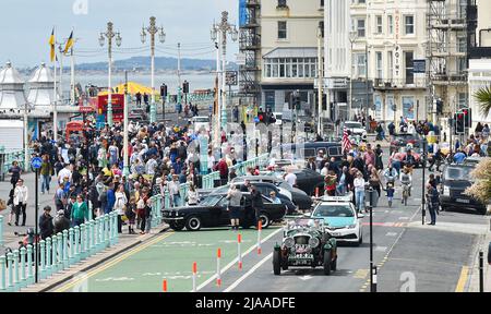 Brighton UK 29. May 2022 - ein alter Bentley mit Fahrer und Passagieren erreicht die Ziellinie des London to Brighton Classic Car Run entlang der Küste von Brighton. Die Autos starten vom berühmten Brooklands Museum und Produktionsfahrzeuge über 40 Jahre alt sind teilnahmeberechtigt : Credit Simon Dack / Alamy Live News Stockfoto