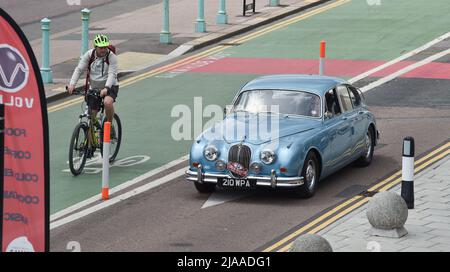 Brighton UK 29. May 2022 - Teilnehmer des London to Brighton Classic Car Run in der Nähe der Ziellinie entlang der Strandpromenade von Brighton . Die Autos starten vom berühmten Brooklands Museum und Produktionsfahrzeuge über 40 Jahre alt sind teilnahmeberechtigt : Credit Simon Dack / Alamy Live News Stockfoto