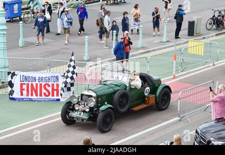 Brighton UK 29. May 2022 - ein alter Bentley mit Fahrer und Passagieren erreicht die Ziellinie des London to Brighton Classic Car Run entlang der Küste von Brighton. Die Autos starten vom berühmten Brooklands Museum und Produktionsfahrzeuge über 40 Jahre alt sind teilnahmeberechtigt : Credit Simon Dack / Alamy Live News Stockfoto