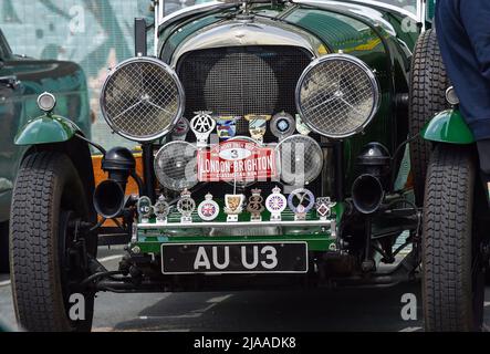 Brighton UK 29. May 2022 - Teilnehmer nach dem Abschluss des London to Brighton Classic Car Run, der entlang der Küste von Brighton endet. Die Autos starten vom berühmten Brooklands Museum und Produktionsfahrzeuge über 40 Jahre alt sind teilnahmeberechtigt : Credit Simon Dack / Alamy Live News Stockfoto