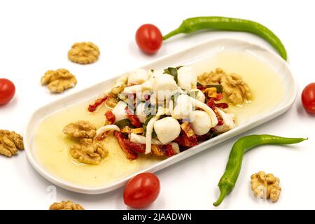 Speziell zubereiteter Frühstückskäse. Eine spezielle Käseplatte, zubereitet mit Olivenöl, Gemüse, Walnüssen und Käse. Nahaufnahme Stockfoto