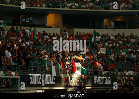 Arlington, Texas, USA. 28.. Mai 2022. 28.Mai 2022. Mexikanische Fans feiern in einem freundschaftlichen FÃºtbol-Spiel zwischen Mexiko und Nigeria im ATT Stadium in Arlington, Texas, USA. (Bild: © Ralph Lauer/ZUMA Press Wire) Stockfoto