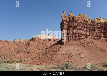 Eine wunderschöne, farbenfrohe Panoramalandschaft mit erodierten Sandsteinformationen, Mesas, Klippen und Bergen im Norden von New Mexico. Notieren Sie sich den Vollbildausschnitt für Stockfoto